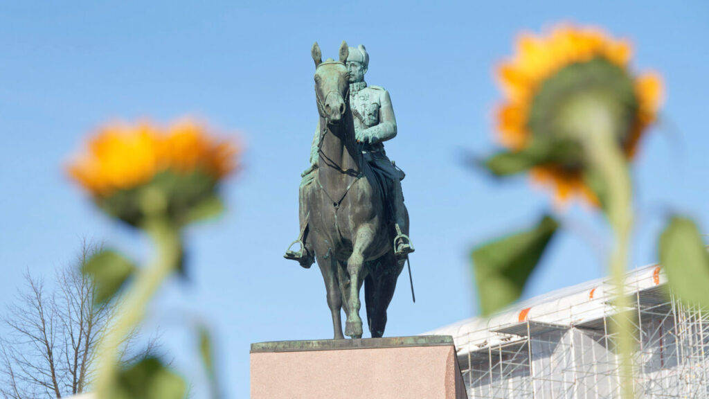 What Finland could teach Ukraine about war and peace Yellow sunflowers, and the statue of Marshal Mannerheim. Helsinki, Finland