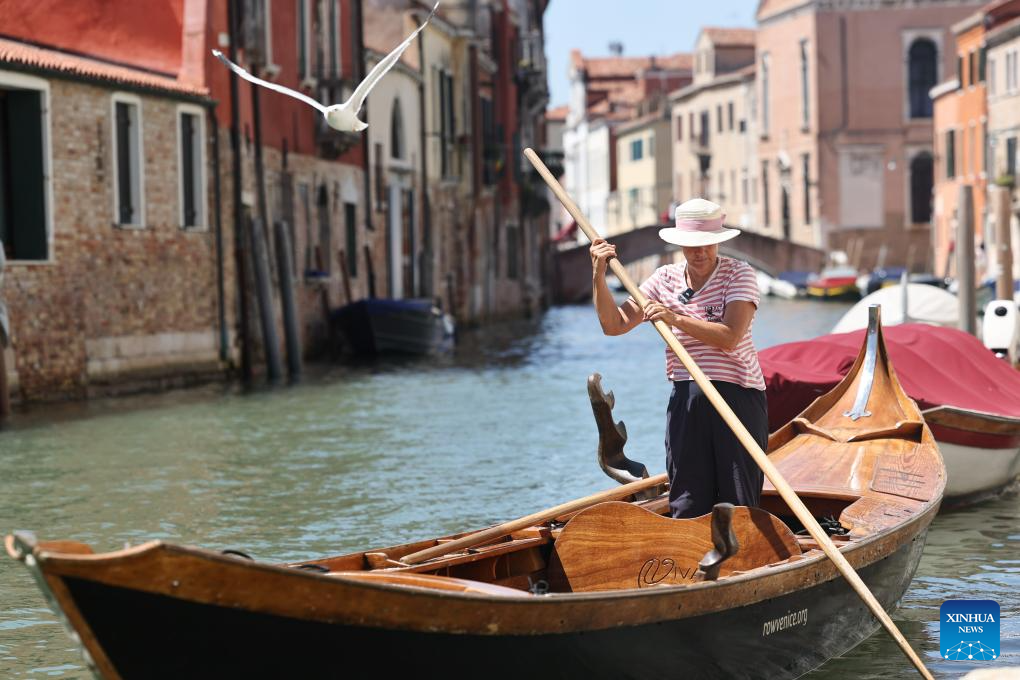 female rowers of "Row Venice" club in Venice, Italy-Xinhua