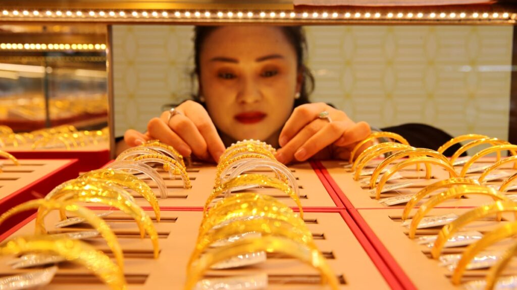Gold hits new record price amid fears for American economy