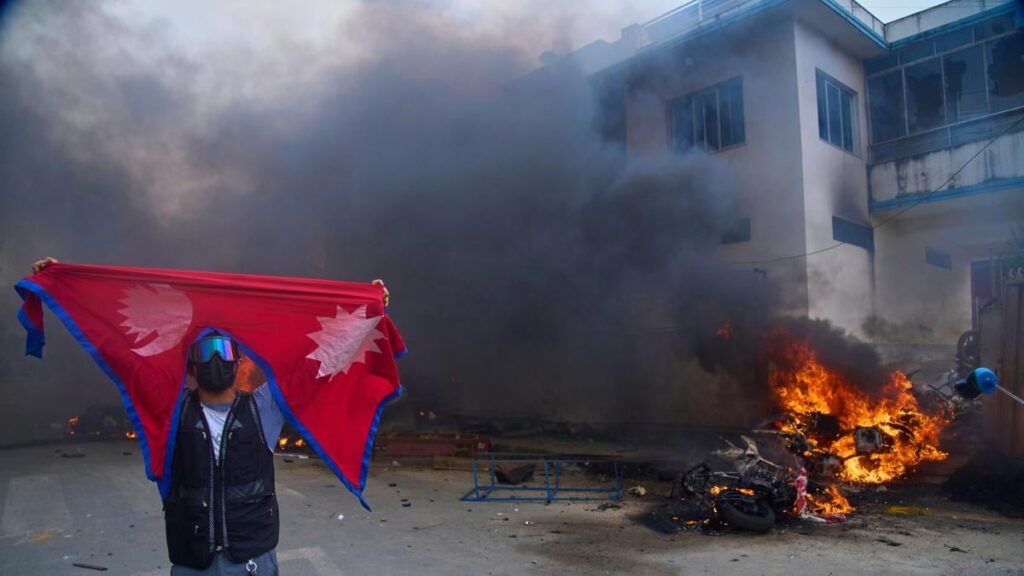 Nepal in the chaos, thousands of young people in the square against the government: at least 22 deaths and 400 wounded in repression. They resign themselves president and prime minister