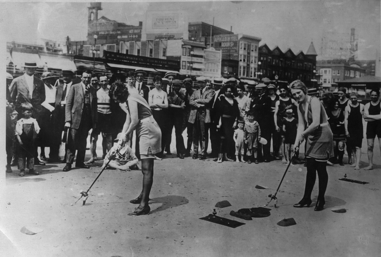 A kind of early minigolf: Miss May Morris and Miss Iniz Ford in bathing costumes on the beach in Atlantic City, US, around 1925.