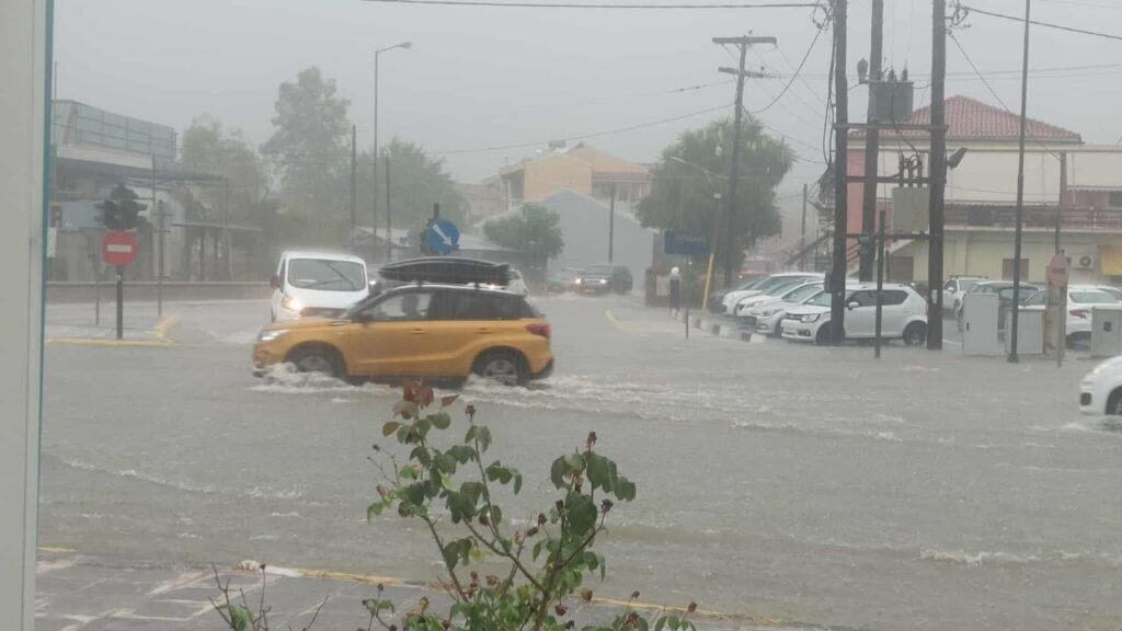 Powerful storm hits western Greece, floods in Corfu, damage to agriculture and dozens of villages without power Powerful storm hits western Greece, floods in Corfu, damage to agriculture and dozens of villages without power
