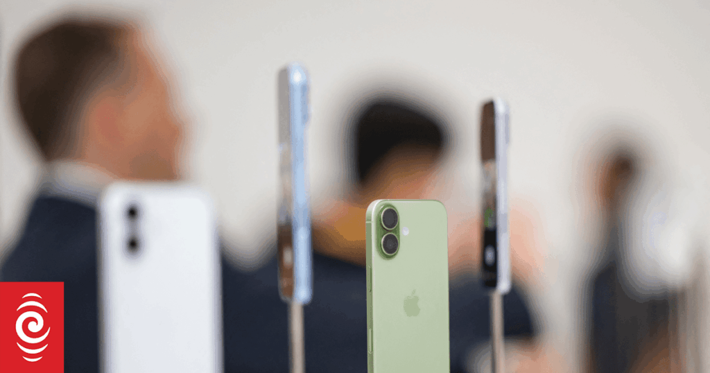 Warning on agreeing to expensive pricing plans when purchasing iPhone 17