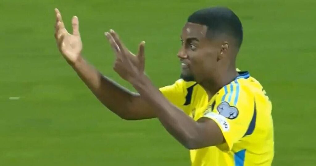 Alexander Isak gesture speaks volumes as Liverpool star left frustrated | Football | Sport