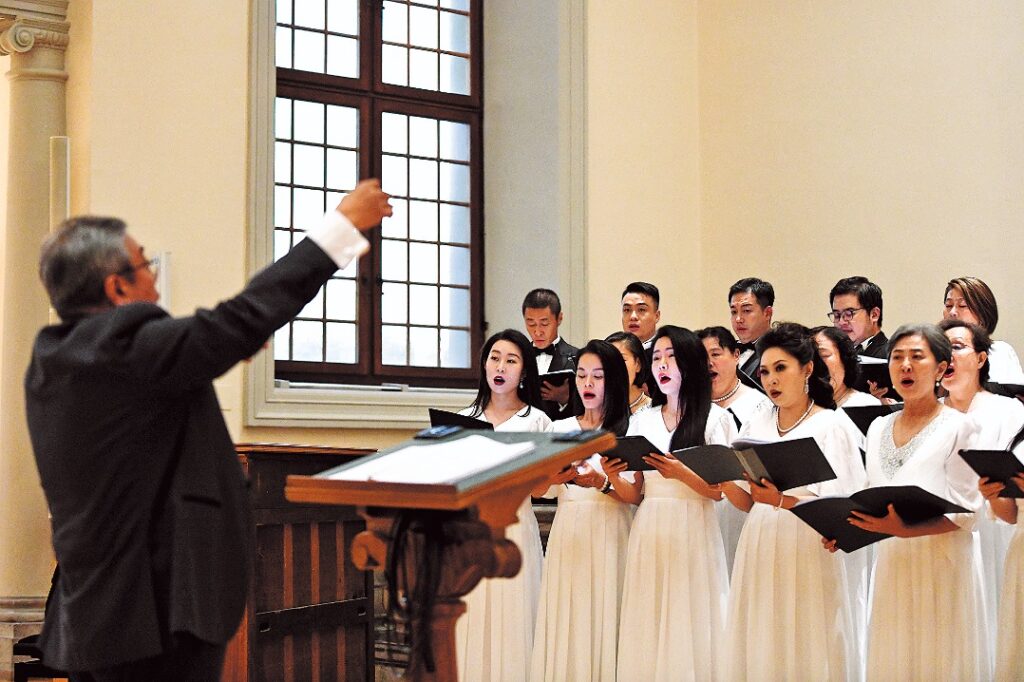 Chinese choirs sing to celebrate diplomatic ties with Switzerland