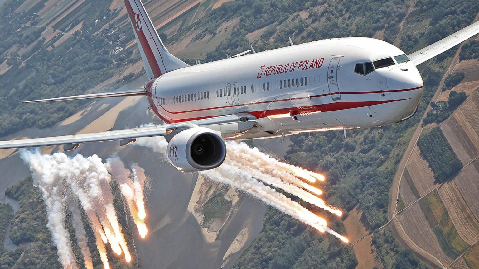 Polish 737 Launches Anti Missile Flares