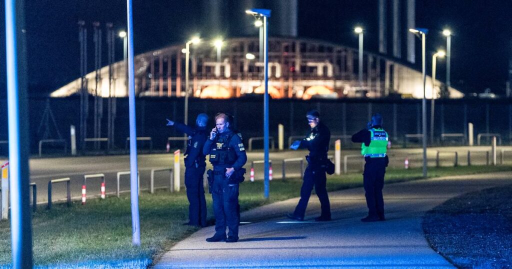 Copenhagen Airport stops all air traffic due to drones - the police are massively present at Copenhagen Airport, where aircraft cannot land or lighten due to drones.
