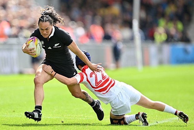 Portia Woodman-Wickliffe of New Zealand is challenged by Minori Yamamoto of Japan.