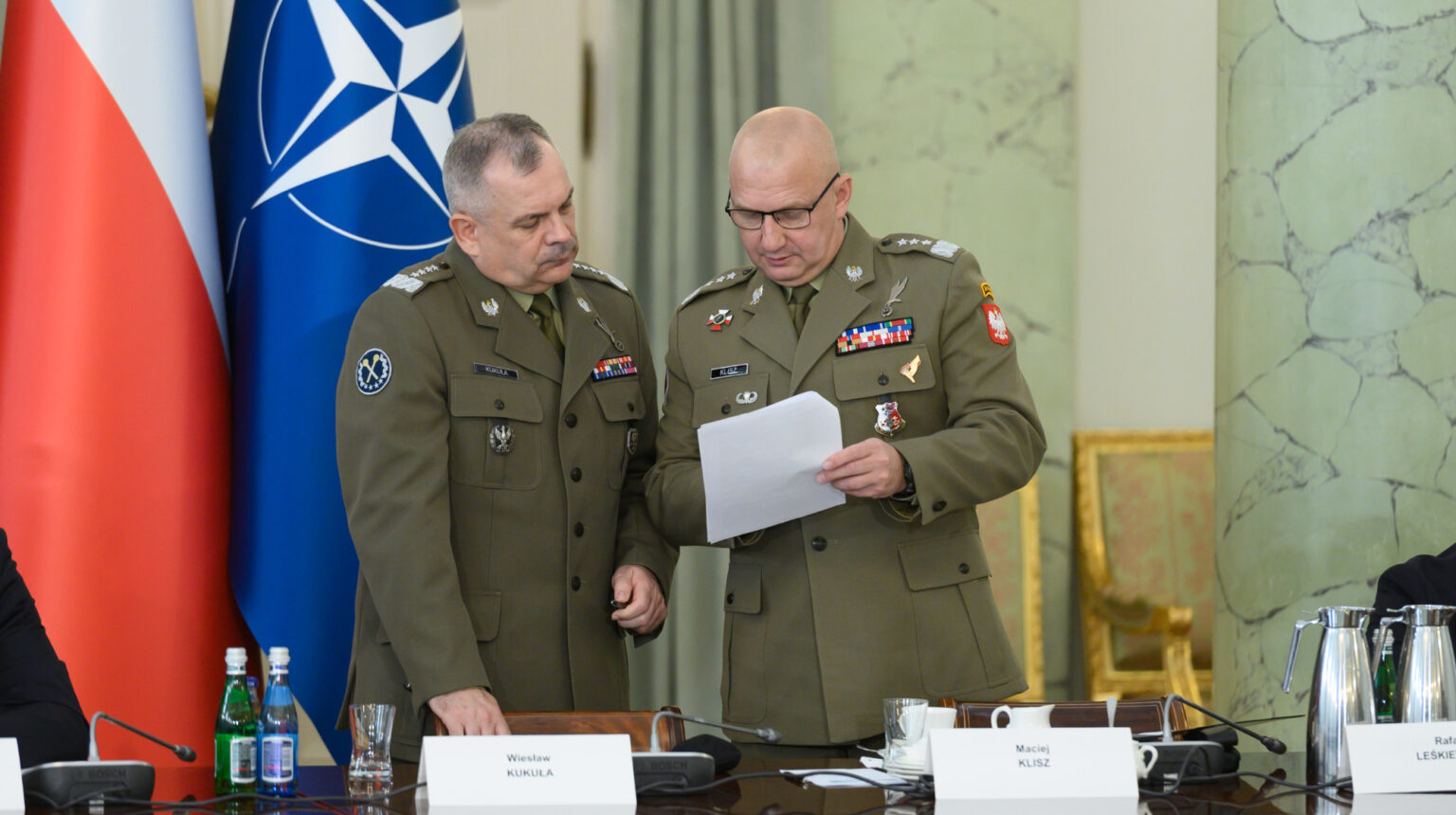 The Chief of the General Staff of the Polish Armed Forces, General Wieslaw Kukula, talks with Major General Maciej Klisz following violations of Polish airspace during a Russian attack on Ukraine in Warsaw, Poland, on September 11, 2025.