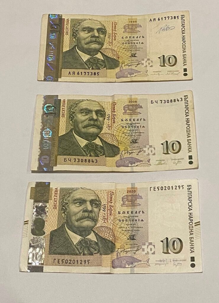 I went yesterday to the ATM to withdraw money and he gave me the three generations of the deco (1999, 2008,2020)