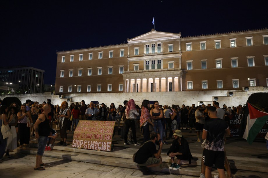 Pro-Palestinian group protests outside Israeli-linked hotel in Greece – Middle East Monitor