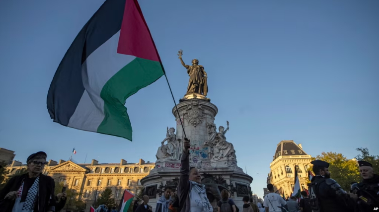 Mayors in France will raise the Palestinian flag, in violation of the government order