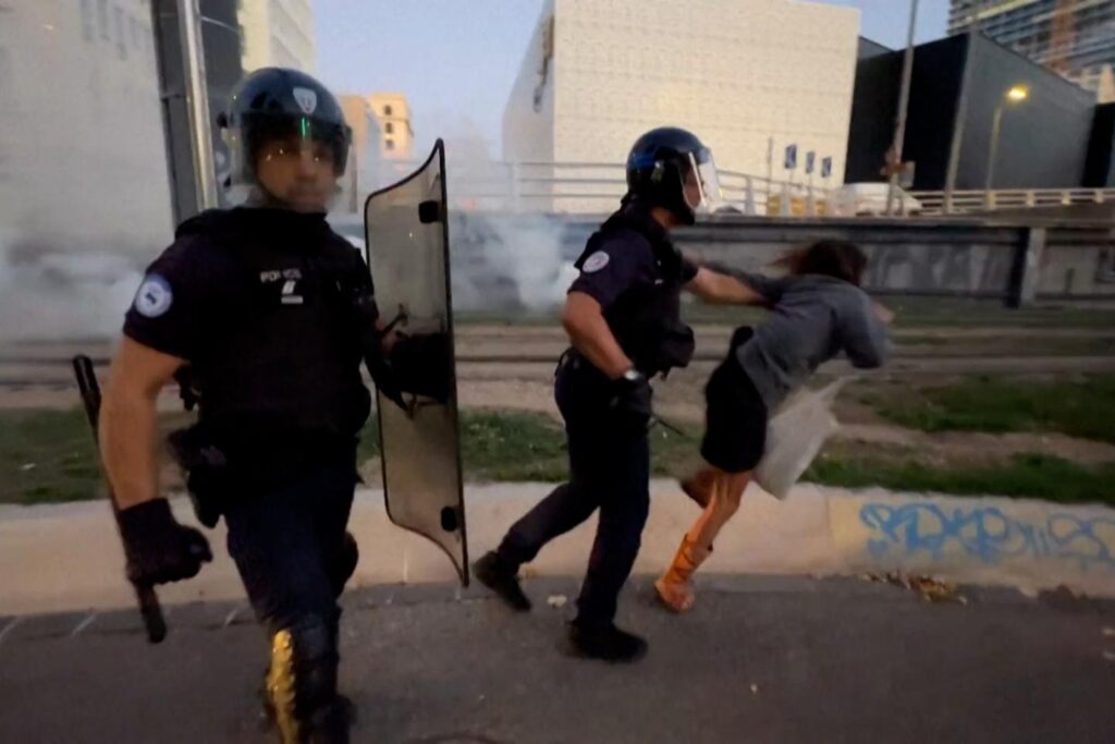 A police officer filmed shaking up a woman in Marseille, the police headquarters called “study” images A police officer filmed shaking up a woman in Marseille, the police headquarters called "study" images