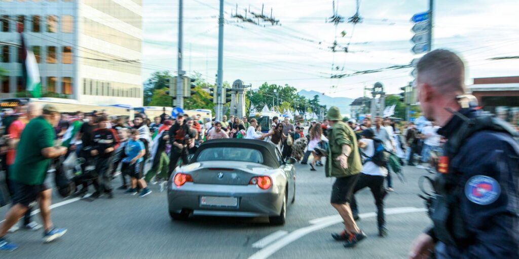 Man who drove his car into pro palestine protest in Lausanne explains his actions: He believed it was a climate protest
