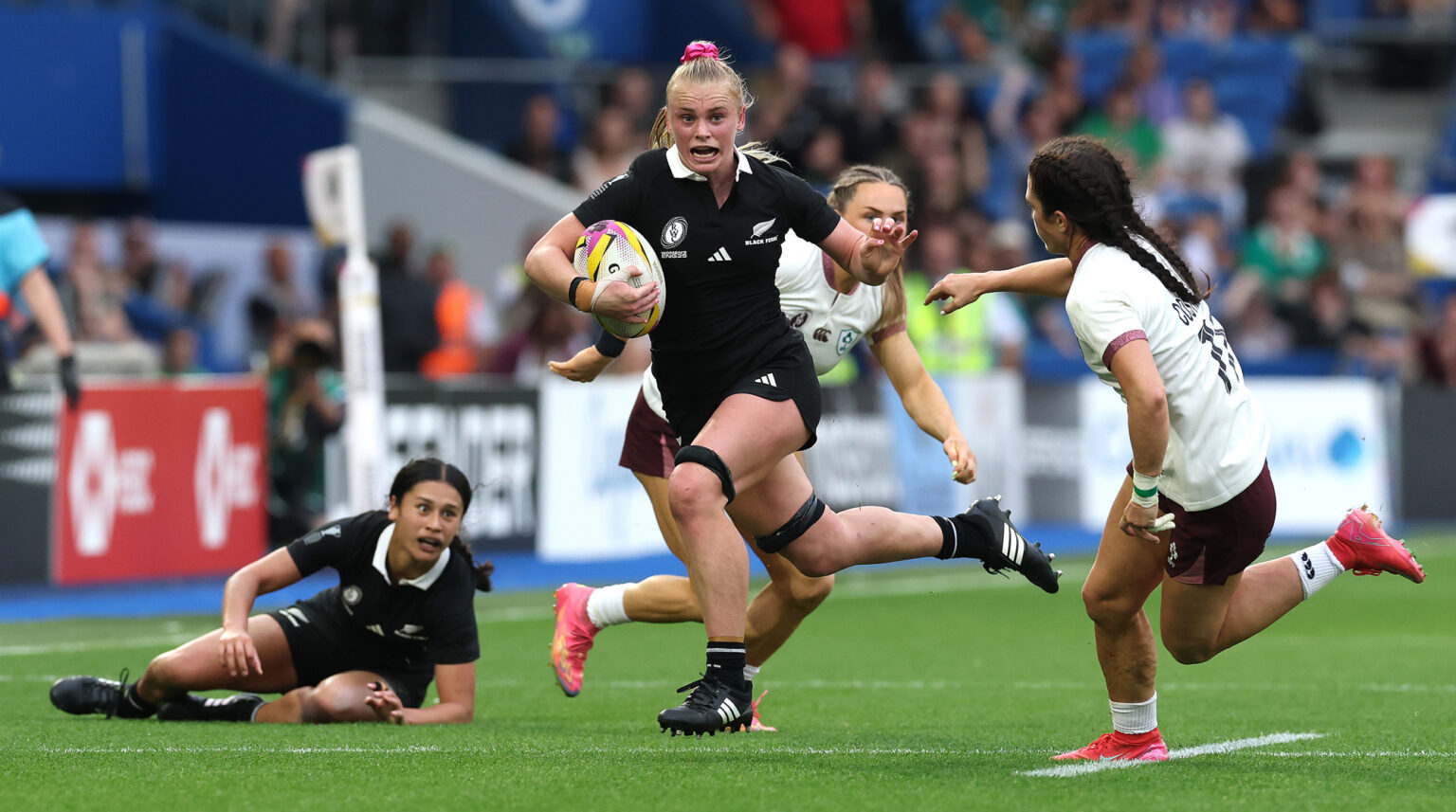 New Zealand's Jorja Miller runs past Ireland players during the 2025 Women’s Rugby World Cup pool match
