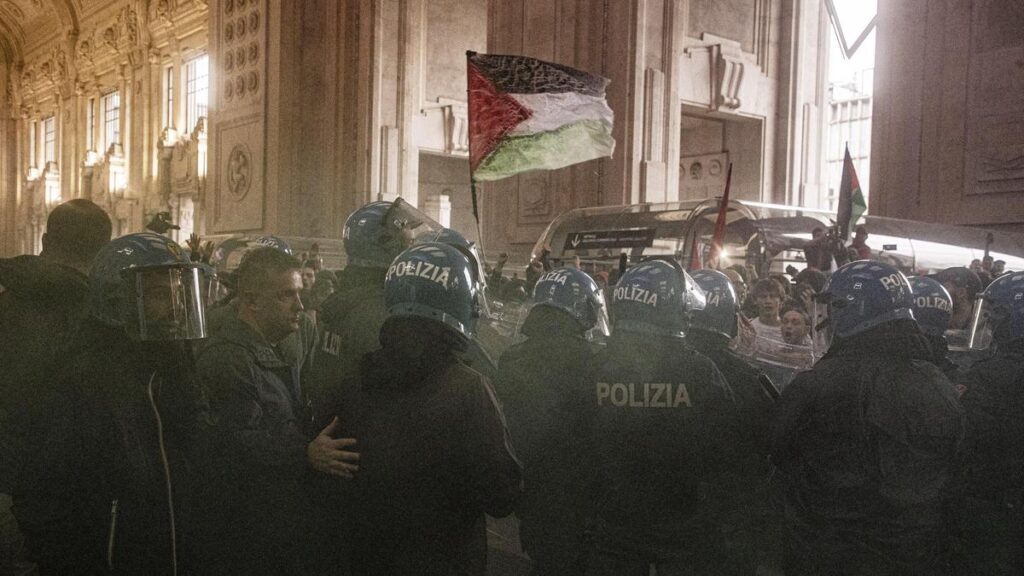 Italian workers’ strike in solidarity with Gaza brings disruptions across the country Italian workers’ strike in solidarity with Gaza brings disruptions across the country