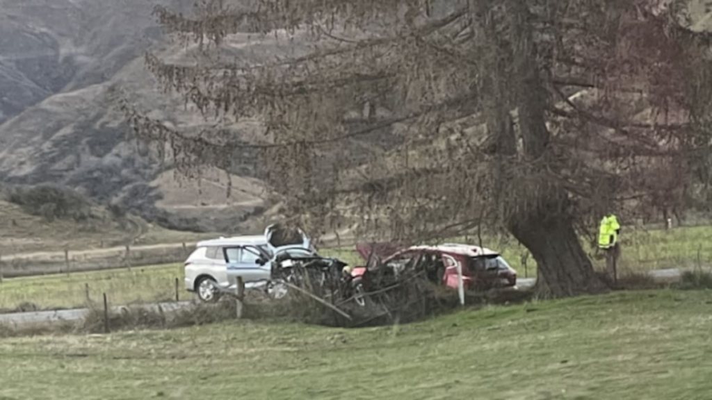 Multiple-vehicle crash closes Cardrona Valley Rd, serious injuries