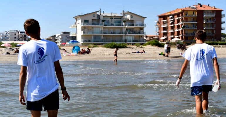 Legambiente: 9.5 violations per km of coast. In 2024 there were 25,063 (+9.2%) ascertained crimes and 44,690 (+21.4%) administrative offenses. 50.5% in the four regions with traditional mafia presence