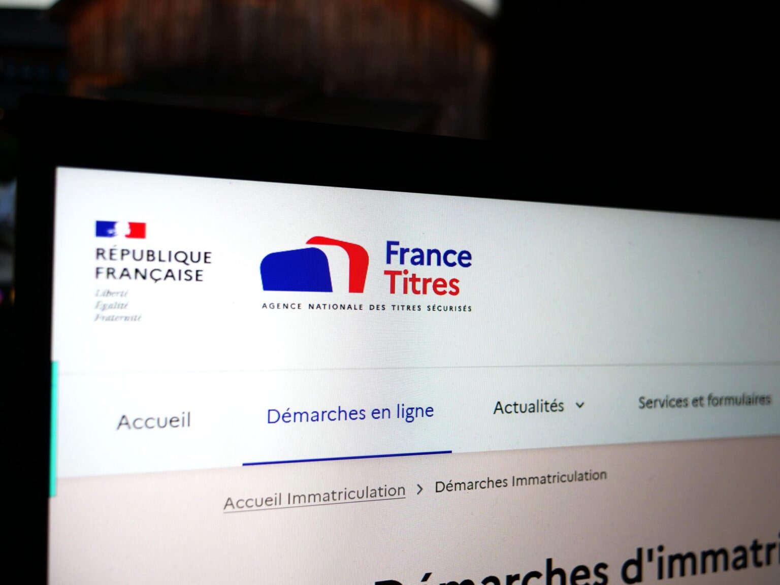 The hacker who says it sells giant databases of the Ants and France Work is the king of the pipeau