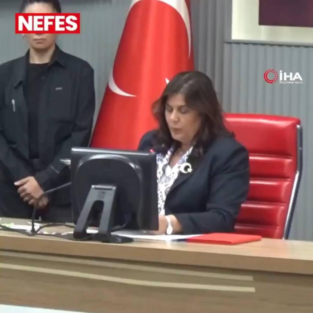 Özlem Çerçioğlu, who passed to the AKP, could not pass voting articles due to the abundance of the opposition council members, he went crazy. Çerçioğlu, who came to the municipal council with protection, postponed the meeting.