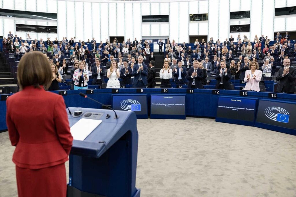 Video Diana's shouting to Maia Sandu at the end of her speech in the EU Parliament. MEPs replied with a chorus