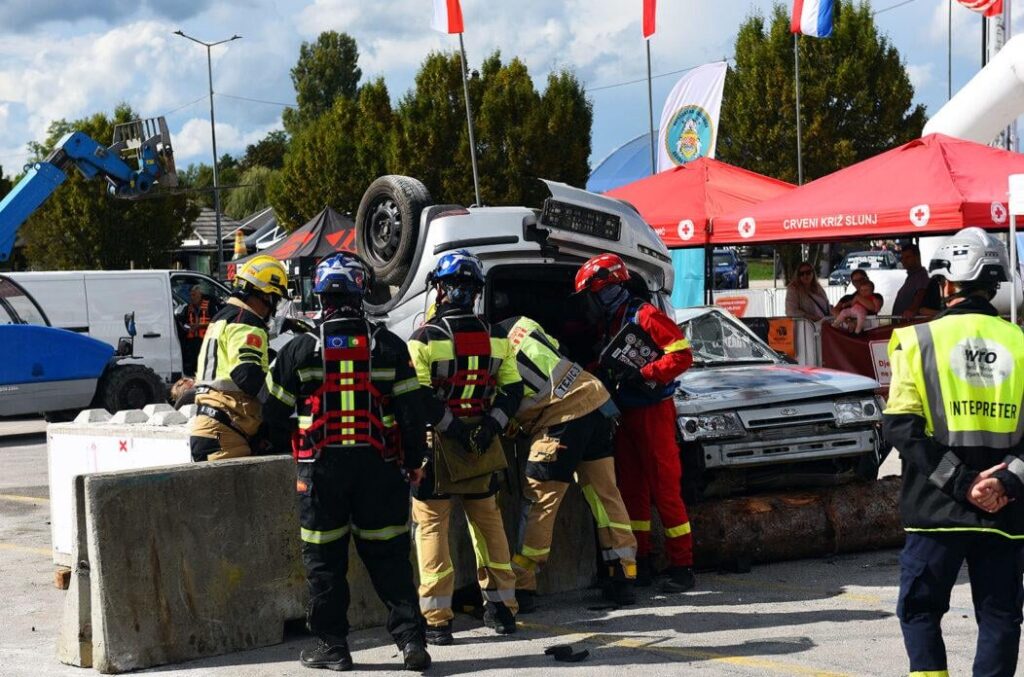 Firefighters from Welsh Bridend Winners of the World Rescue Challenge, among the "glues" Best team from Bucharest - Karlovac Great Organizer!