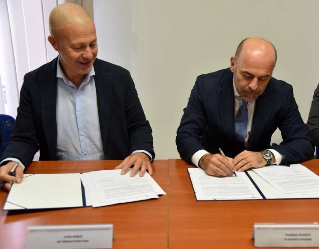 Croatia’s HŽ signs €49m deal with Plasser & Theurer for new maintenance fleet HŽ Infrastruktura CEO Ivan Kršić, Plasser & Theurer director Thomas Schöpf, and RMT Group’s Vladimir Djukic