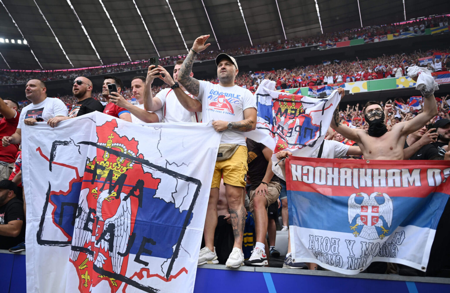 Serbs chant "Kosovo - Serbia" even in the match against England