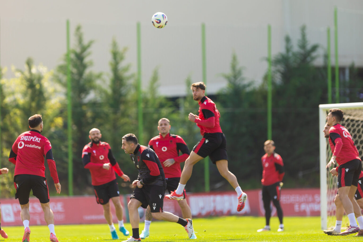 The national team defender risks the game with Serbia, was injured at the weekend