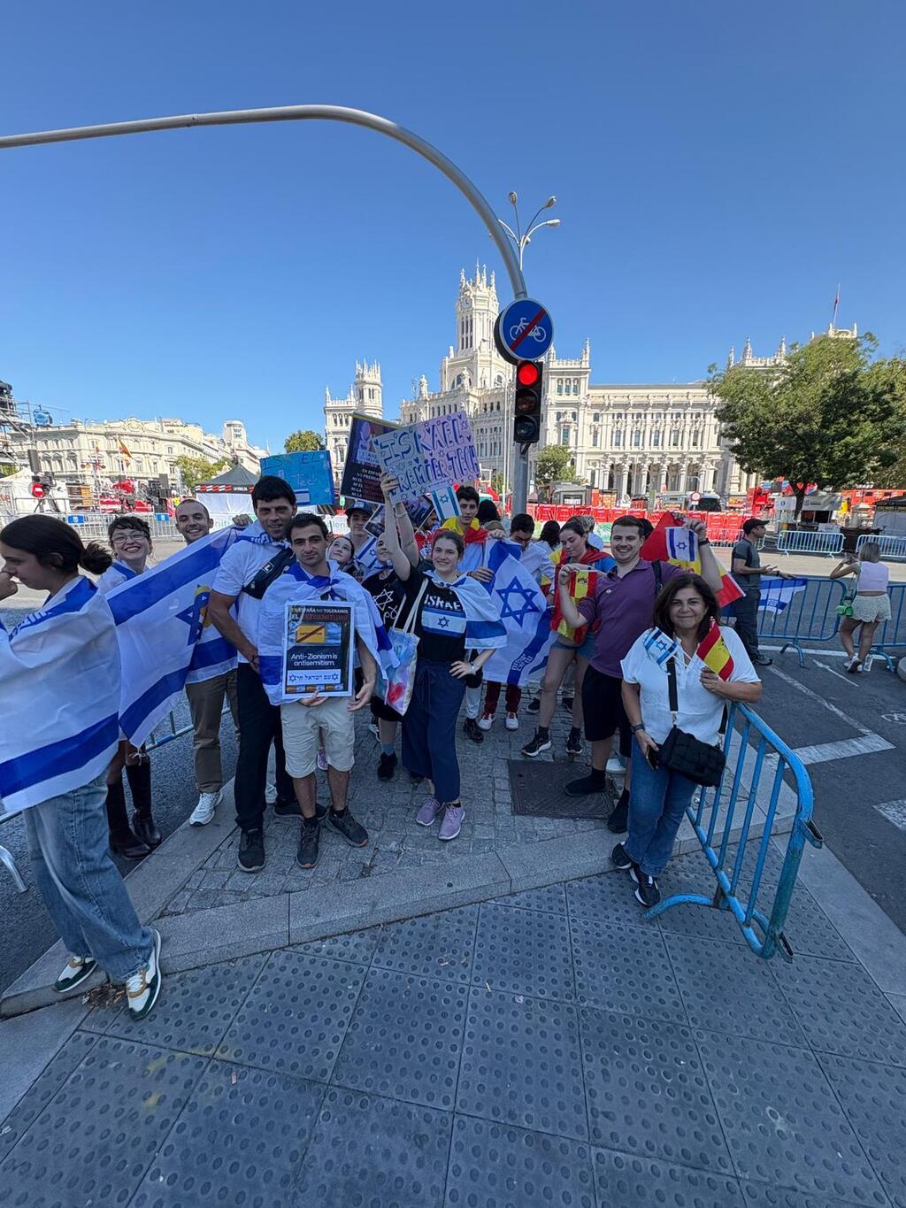 קבוצה קטנה של מפגינים פרו ישראלים במדריד