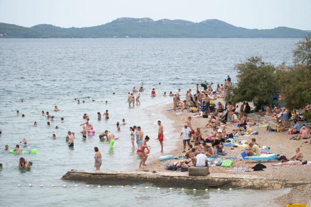 Drunken Indian, 34, caught a girl (12) on the beach (12), asked if he could kiss her; got three months in prison