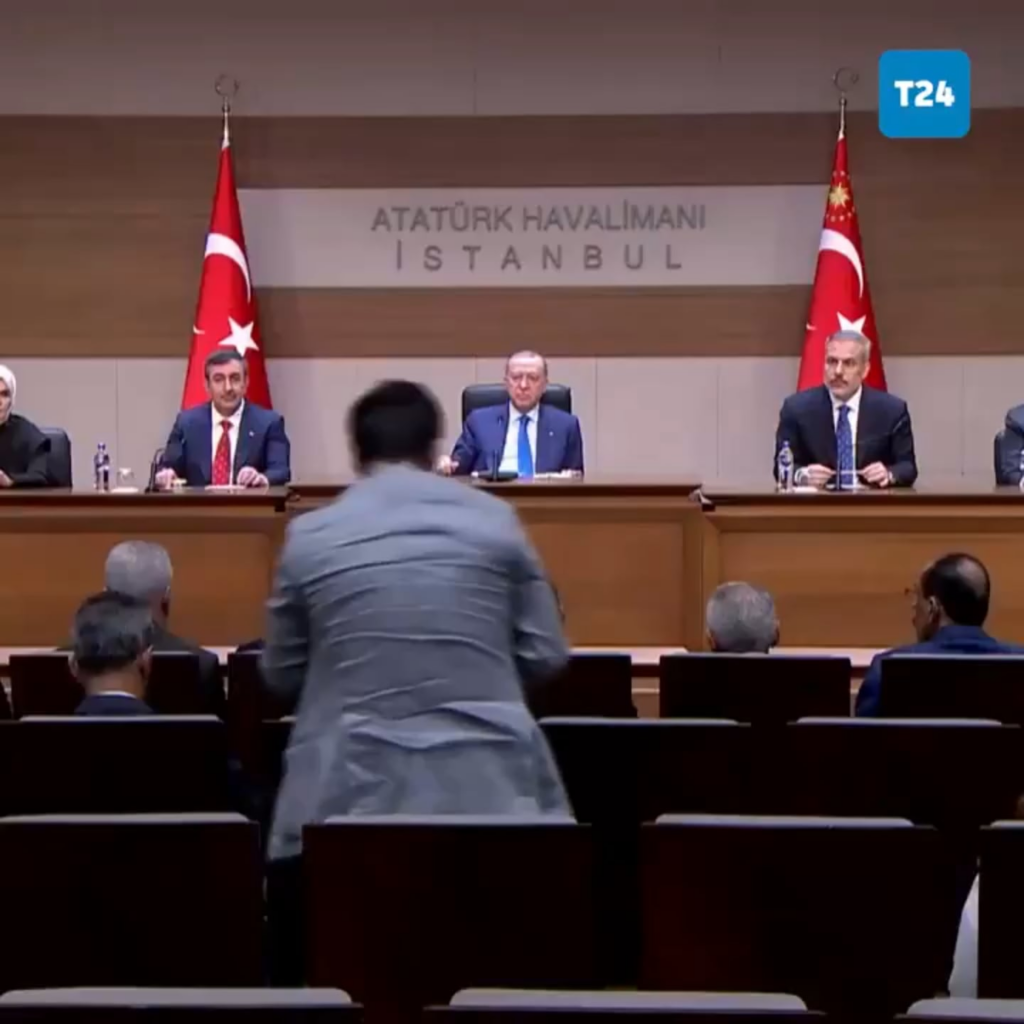 Anadolu Agency reporter, Özgür Özel's Trump Jr. He asked President Erdoğan about his allegations of his meeting. Erdogan: You don't believe it, don't you? Reporter: We ask you, sir