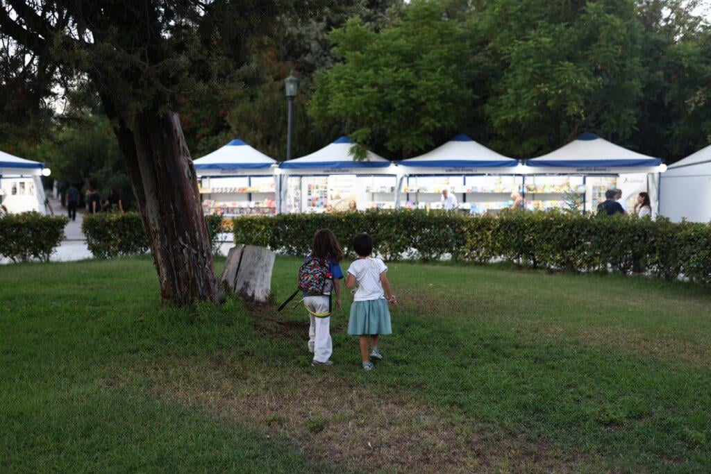 Book Festival: Israeli tourist attacked vulgarly at a pavilion publisher with hanging Palestinian flag