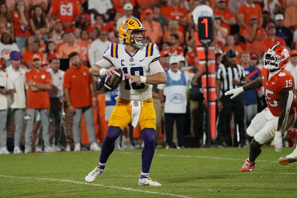 LSU Tigers quarterback Garrett Nussmeier against the Clemson Tigers