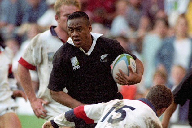 England's Mike Catt fails to tackle New Zealand's Jonah Lomu.