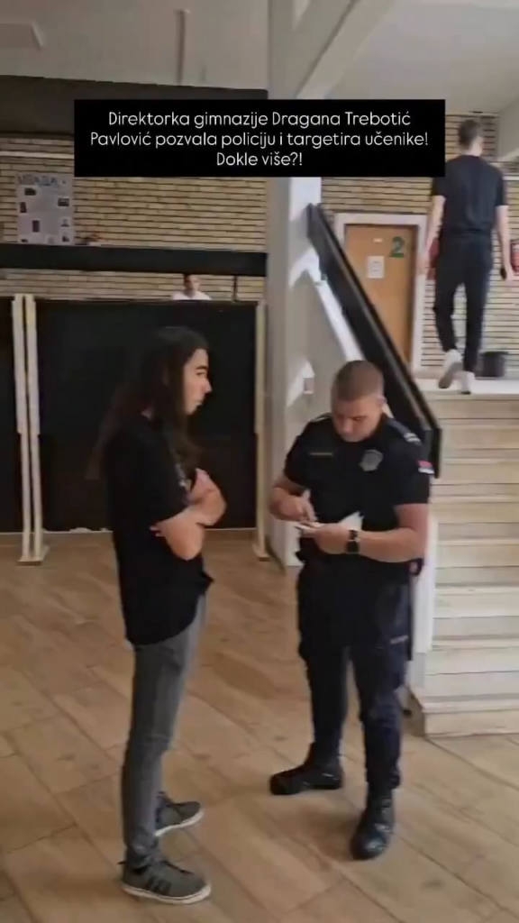 Police on the invitation of the Director of the Gymnasium in Lazarevac legitimize students because whistles during the holiday in front of the classroom