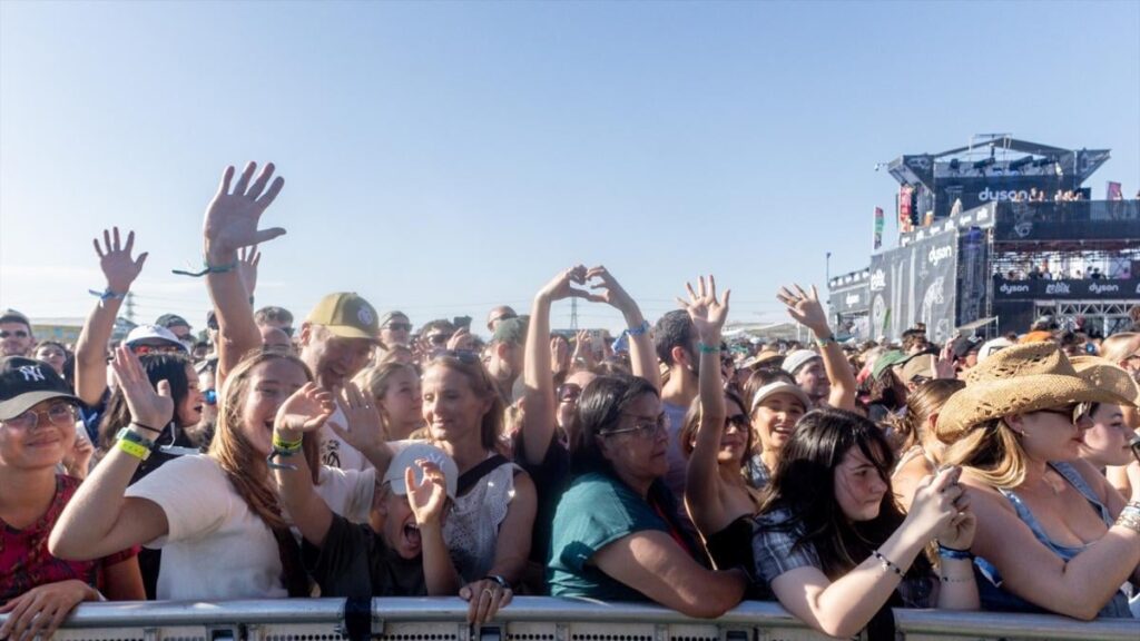 Empty rooms, precarious musicians and public funds: what is behind the success of macrofestivals