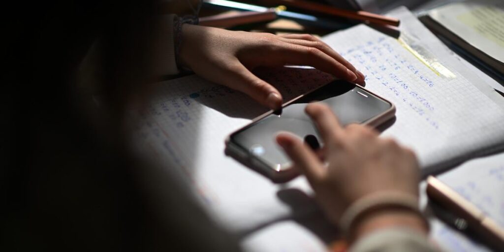 The ban on mobile phones puts schools a little in trouble