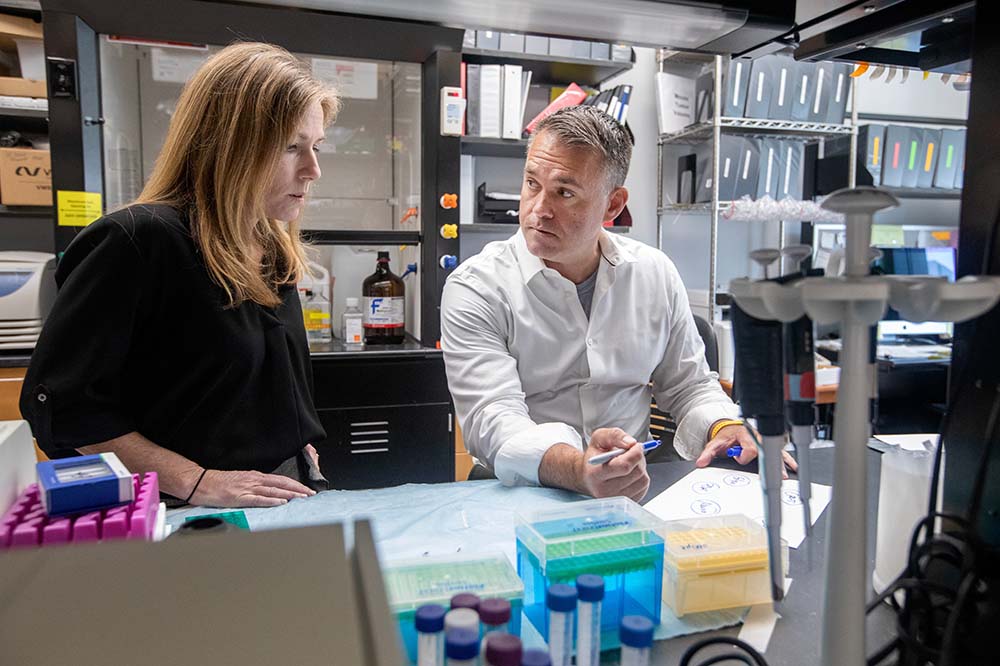 A woman and a man in a laboratory.