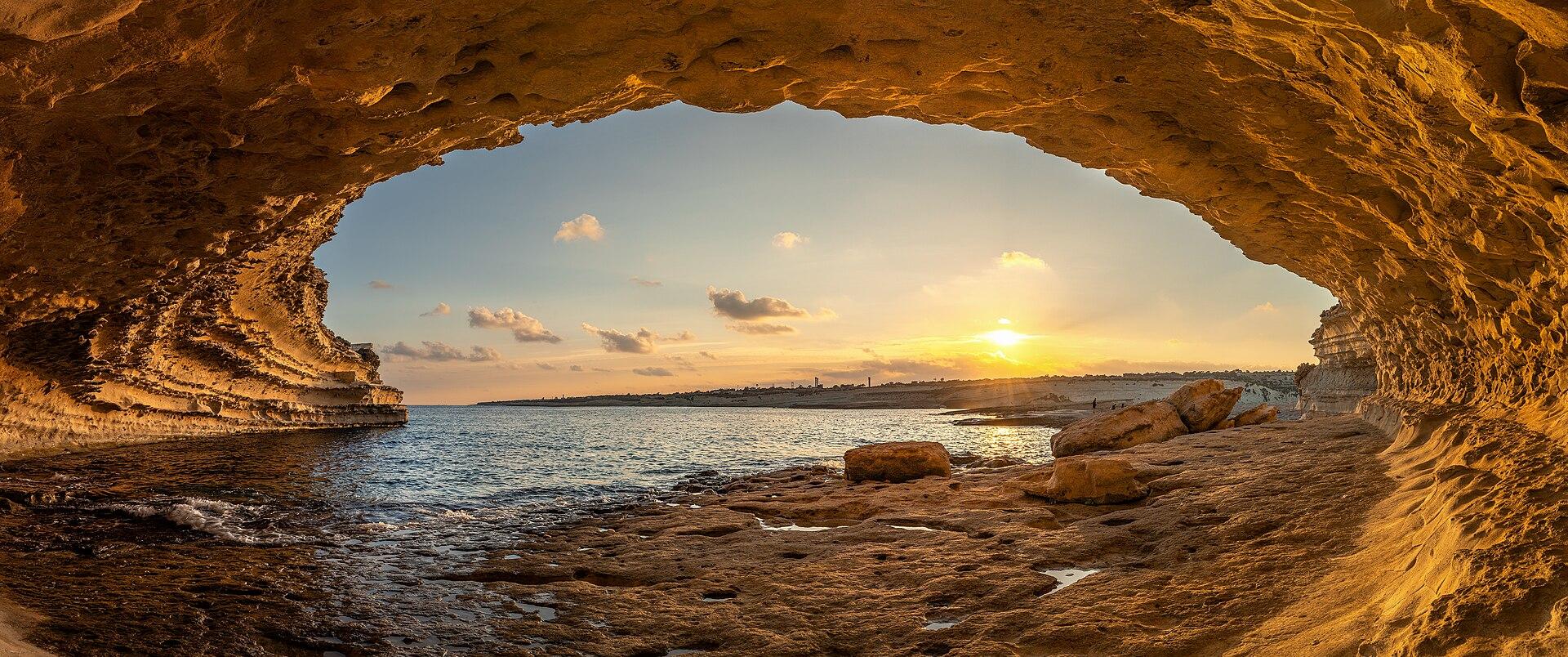 Ta' Kalanka Sea Cave at Xrobb l-Għaġin, Malta. Photo: Marika Caruana via Wikimedia Commons CC by SA