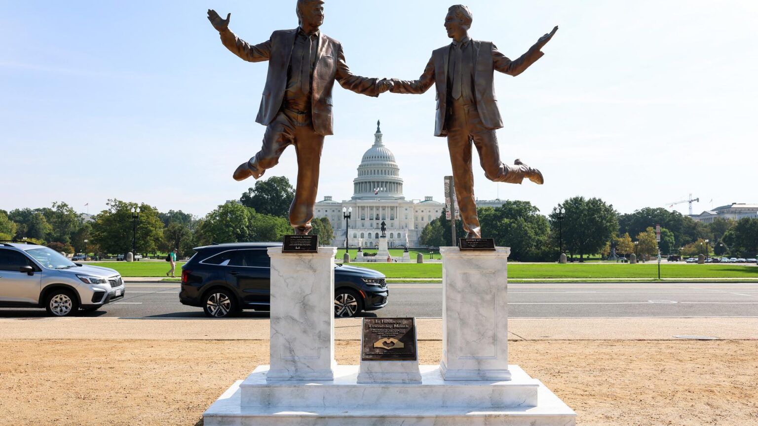 This mysterious statue that appeared near the White House has everything to annoy Trump