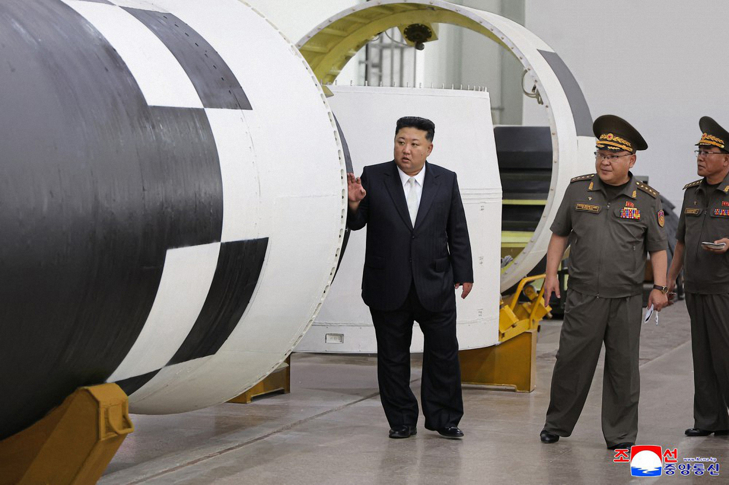 North Korea’s state-run Korean Central News Agency reported on Sept. 2 that leader Kim Jong-un visited the Chemical Materials Institute under the Missile General Bureau on Sept. 1 to inspect production of carbon fiber composites and high-thrust missile engines. [SCREEN CAPTURE FROM KOREAN CENTRAL NEWS AGENCY WEBSITE/YONHAP]