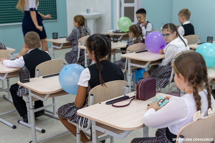 High school students across the Prut will once again study "The History of Romania"