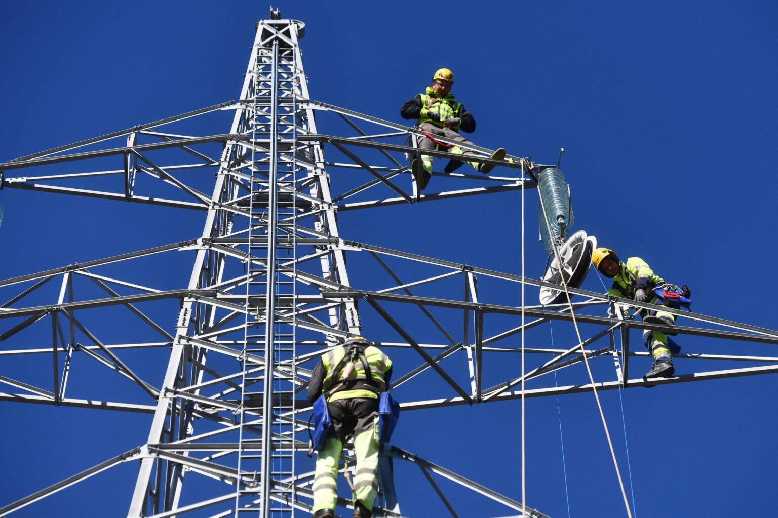 Worn out Croatian transmission lines. Expired shelf life for more than 50 percent of electric infrastructure, the renovation costs 34 billion euros