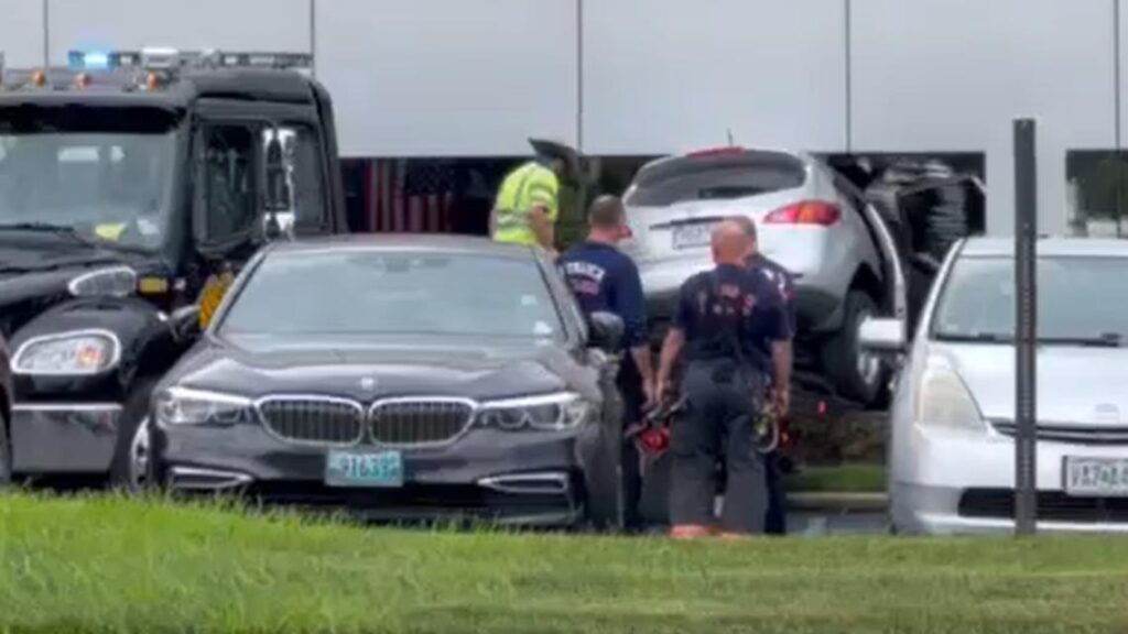 Car crashes into health care building near St. Louis