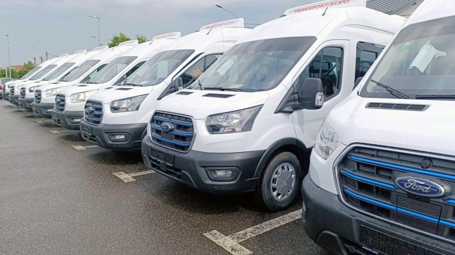 The business of the electric minibuses for students has reached the record in Dâmbovița: 17 double seats, bought with 200,000 euros piece