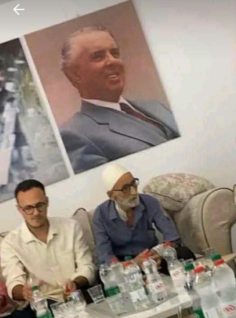 That calmed a picture of the communist dictator of Albania in the campaign