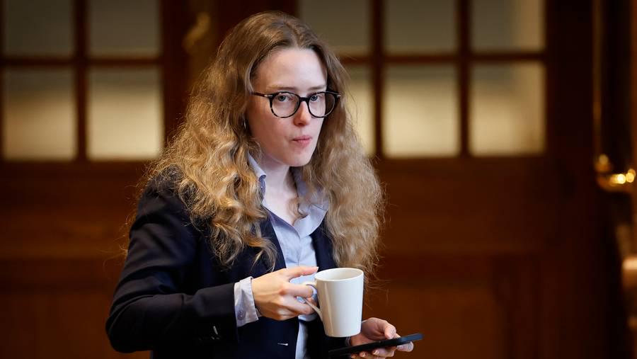 AKI's difficult choices: leave mystery resolved [Dermed har Aki-Matilda Høegh-Dam valgt den type orlov, der sikrer hende over 125.000 offentlige kroner i samlet vederlag om måneden.]