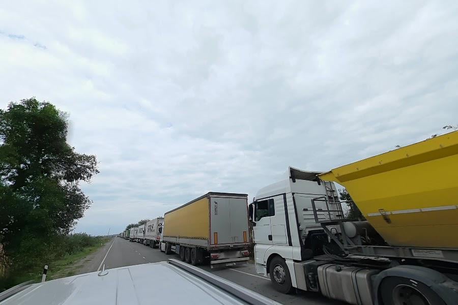 What on earth was going on near Tsnori? 8km long line of trucks parked on the M3 (Streetview in Sept 2023)
