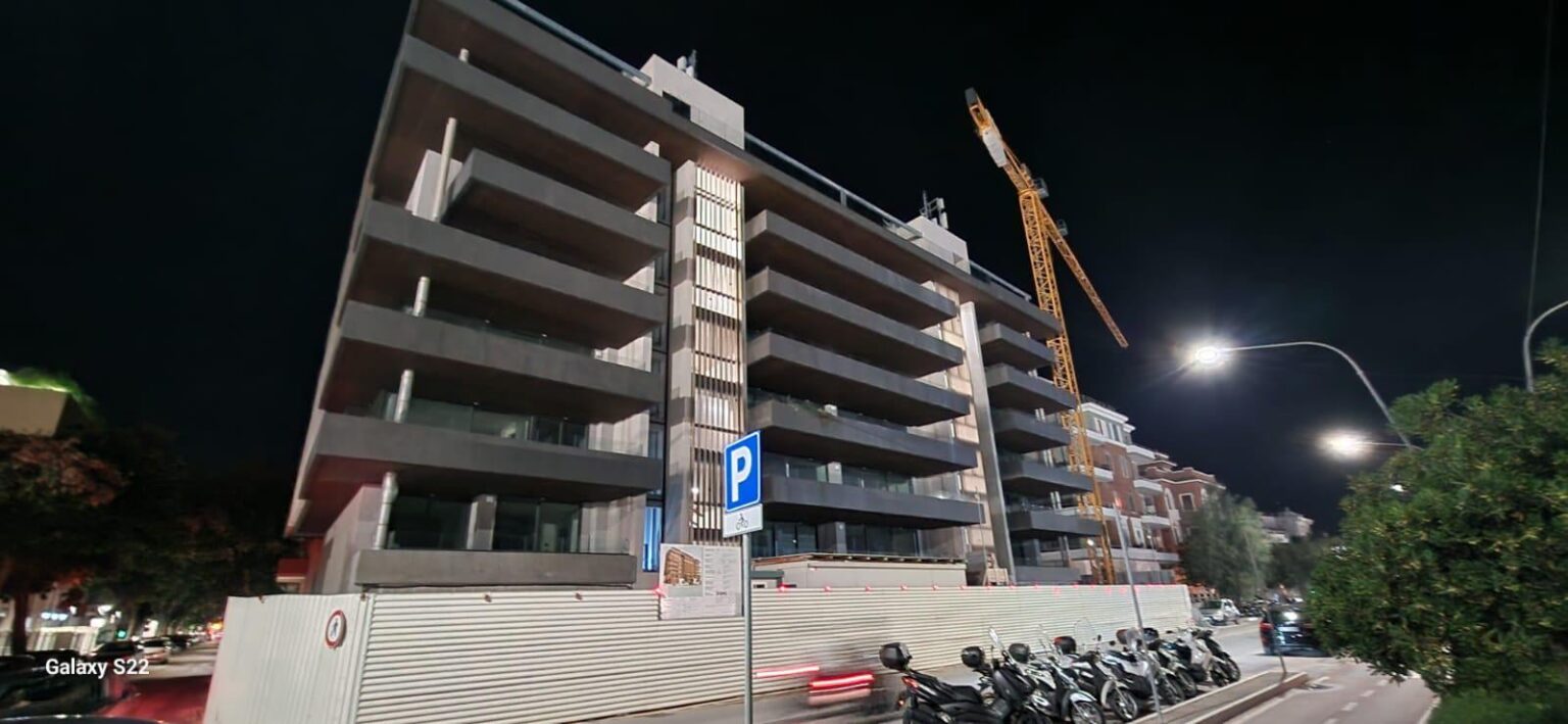 Who thought that a black building on the Pescara promenade was a good idea?